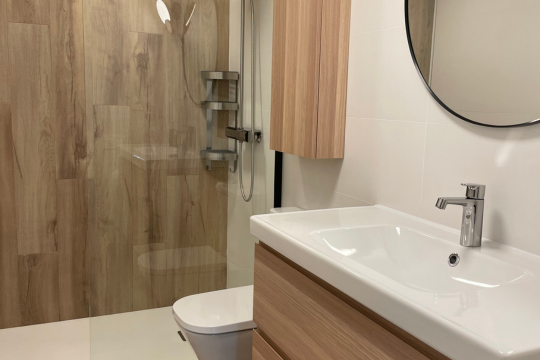 Baño de madera moderno reformado por Aod Arquitectura