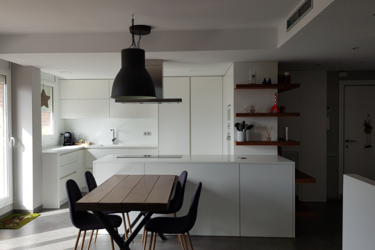 Cocina moderna en blanco con mesa reformada por Aod Arquitectura